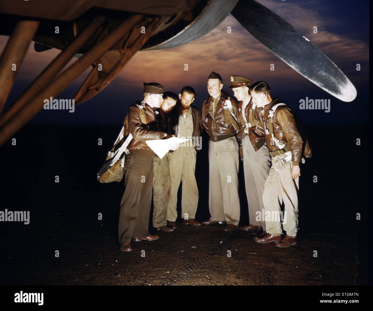 Une photographie en couleur de l'équipe de combat qui reçoivent leurs instructions finales avant de décoller dans un YB-17 bomber, Langley Field, en Virginie. Datée 1942 Banque D'Images