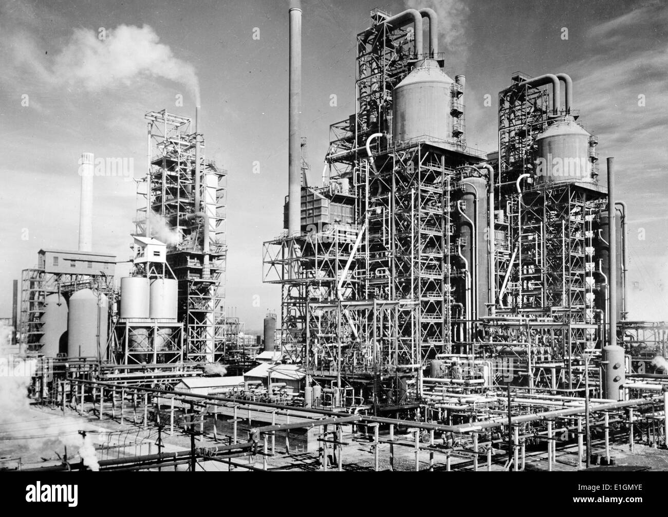 Photographie de trois (puis) nouveau catalyseur de craquage de l'huile 'Unités' s de l'essence pour les nouvelles machines de guerre à l'usine d'une grande entreprise de raffinage aux États-Unis dans le sud de l'état américain de la Louisiane. Datée 1944 Banque D'Images