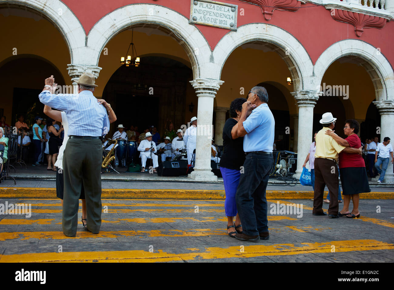 Le Mexique, l'état du Yucatan, Merida, capitale du Yucatan, square de l'indépendance, Palais municipal, danseurs et musiciens mexicains Banque D'Images