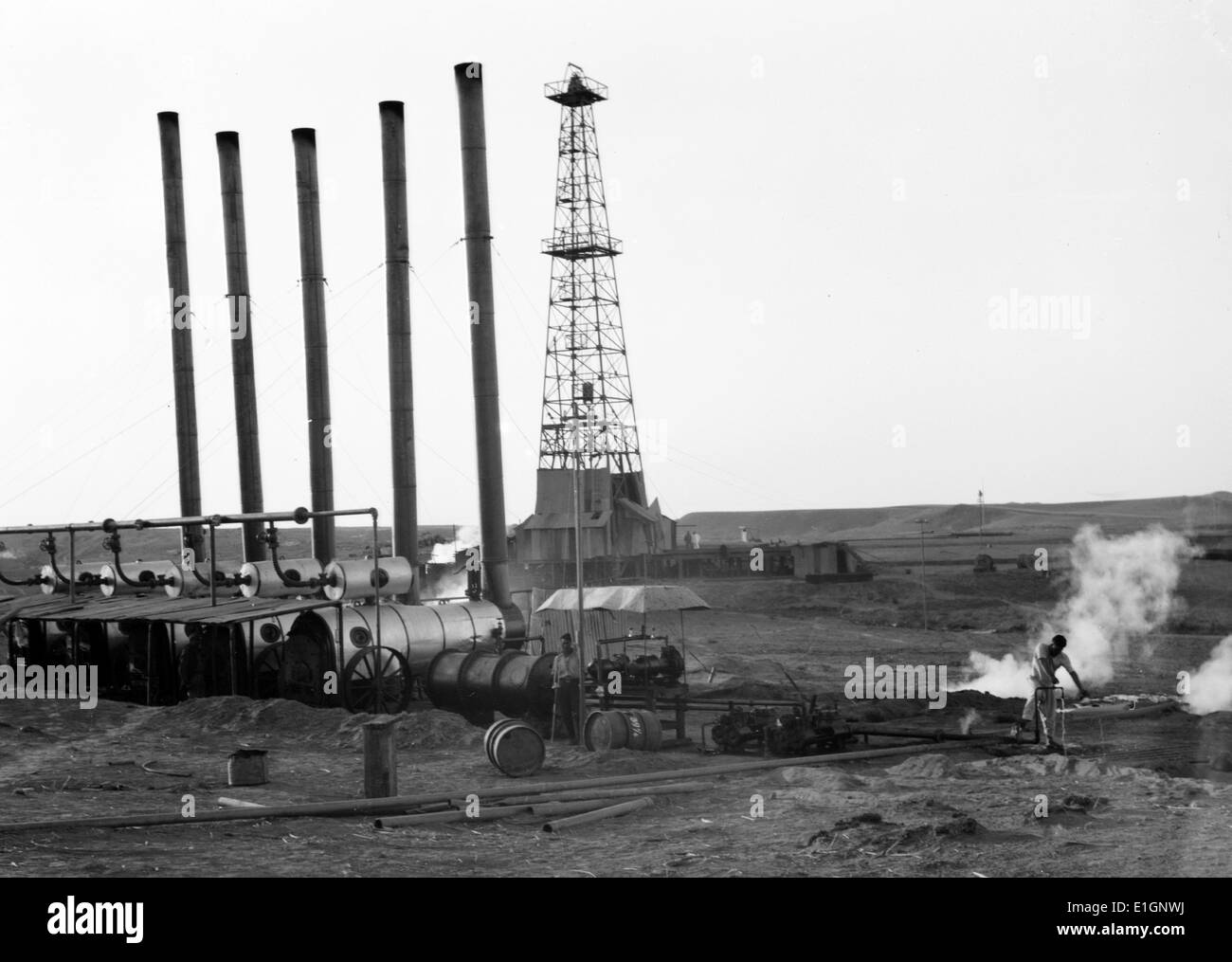 District de Kirkouk, en Irak. Un foreur de pétrole. Montrant toute la hauteur de la tour de forage 1932 Banque D'Images