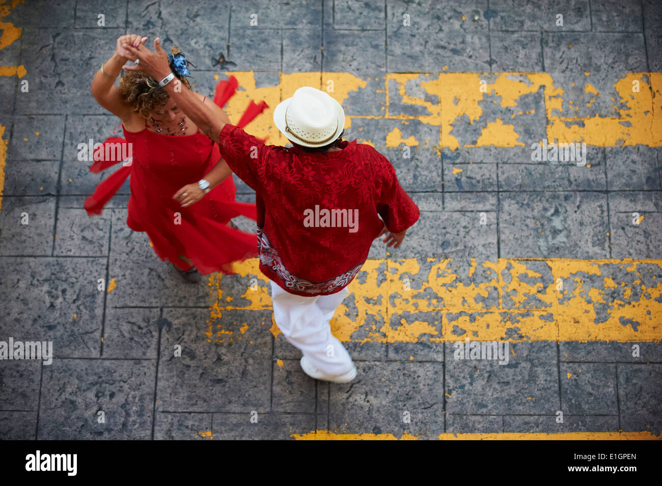 Le Mexique, l'état du Yucatan, Merida, capitale du Yucatan, square de l'indépendance, Palais municipal, danseurs et musiciens mexicains Banque D'Images