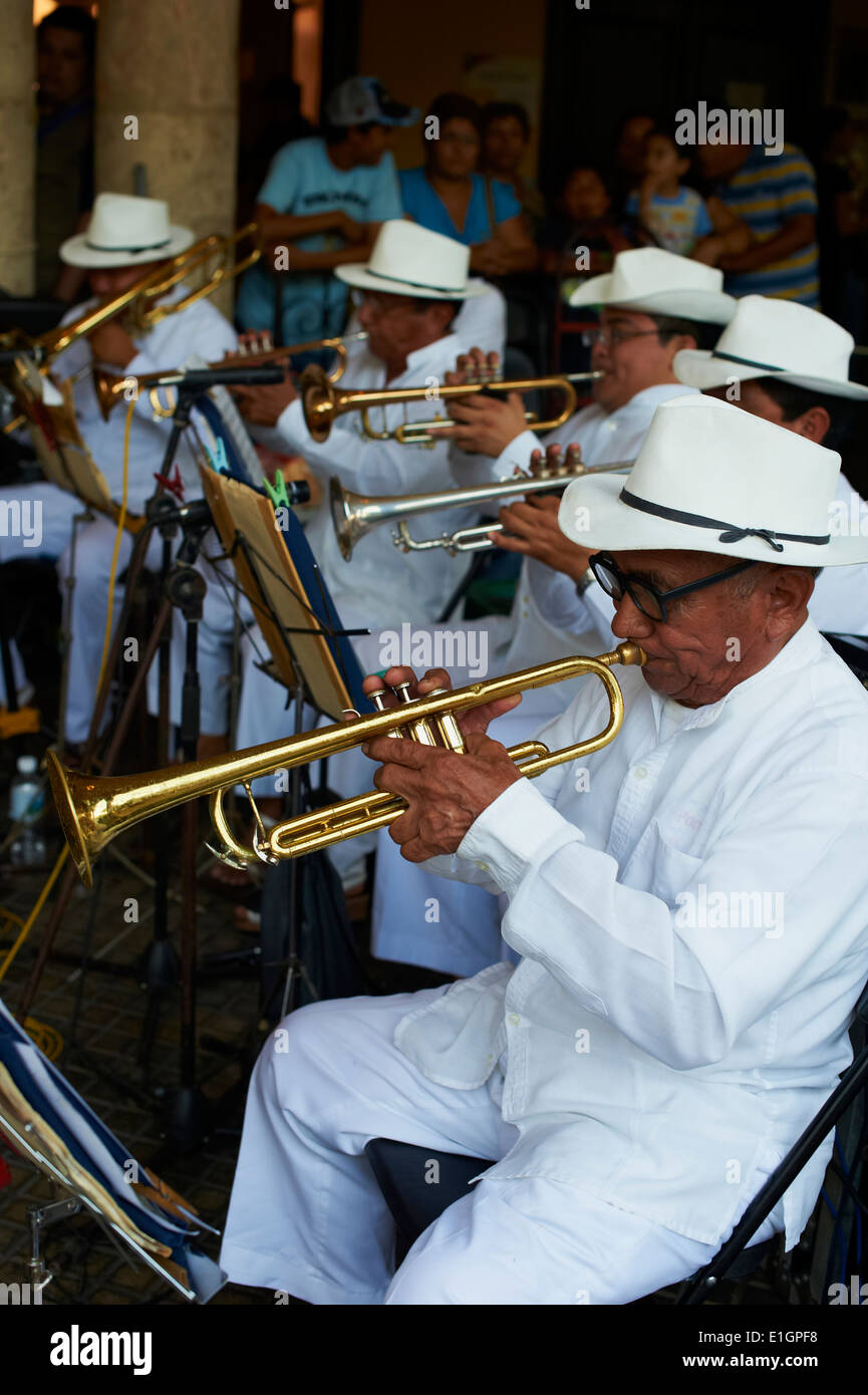 Le Mexique, l'état du Yucatan, Merida, capitale du Yucatan, square de l'indépendance, Palais municipal, danseurs et musiciens mexicains Banque D'Images