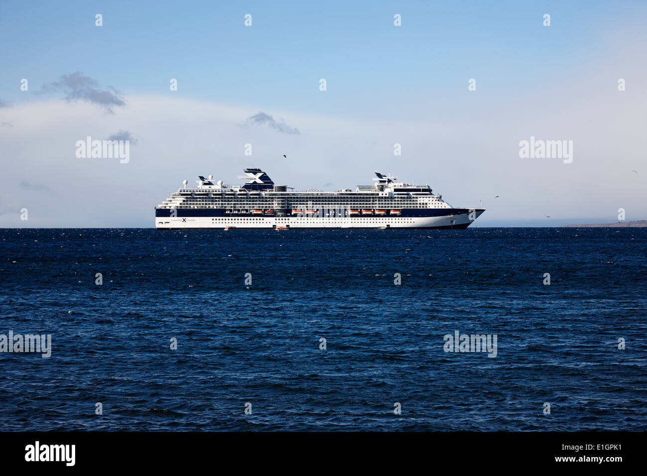 Les grands navires de croisière croisières Celebrity Infinity ancrée dans les eaux peu profondes au large de Punta Arenas Chili port Banque D'Images