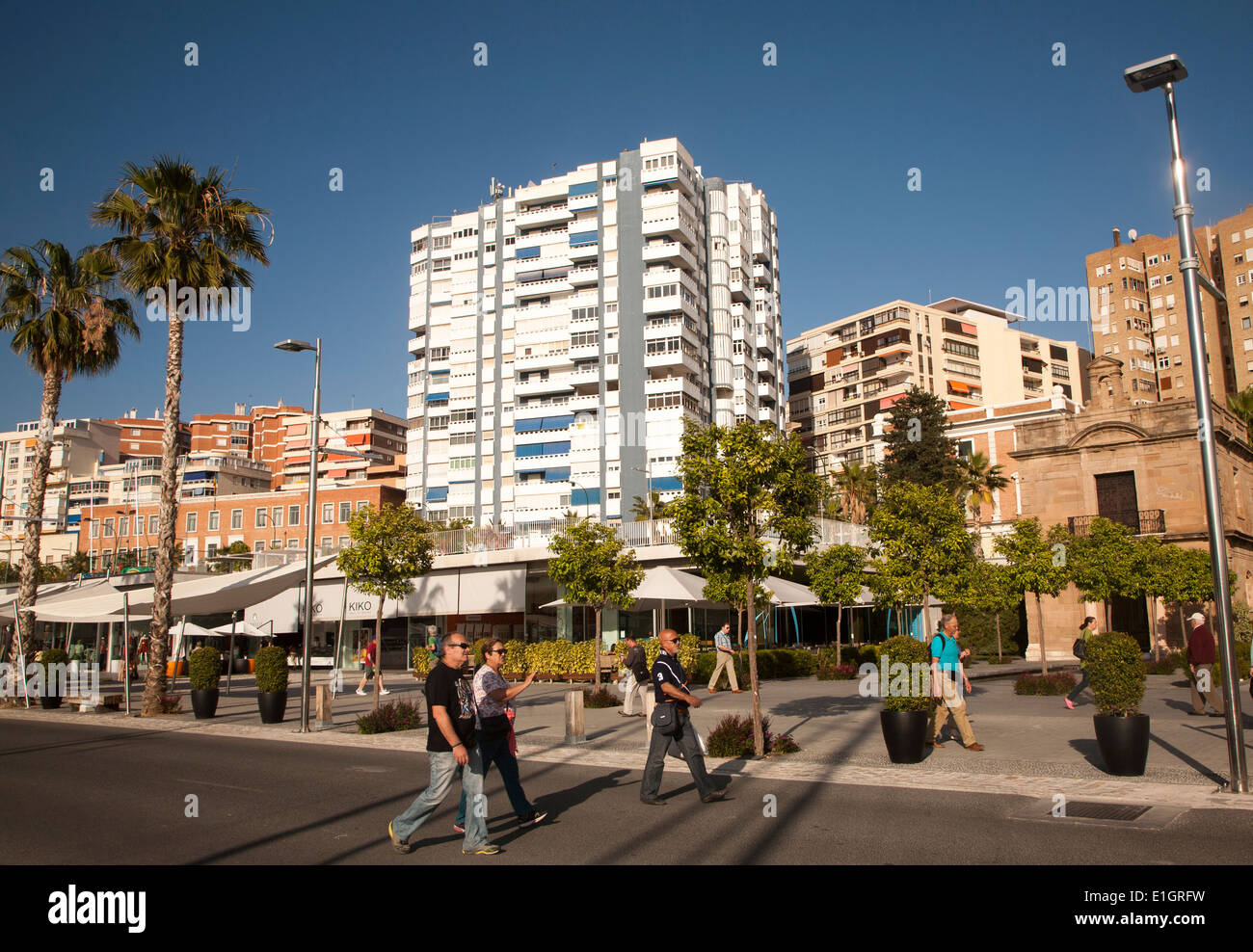 Les gens qui marchent dans la zone port nouvellement réaménagé de boutiques et bars Malaga, Espagne Muelle dos - Palmeral de las Sorpresas Banque D'Images