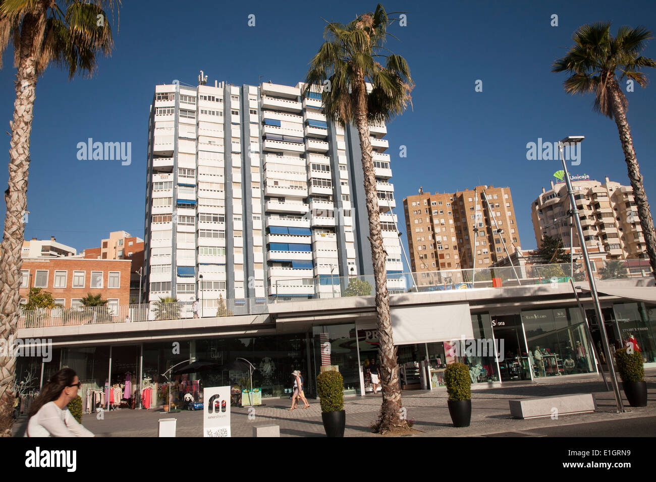 Les gens qui marchent dans la zone port nouvellement réaménagé de boutiques et bars Malaga, Espagne Muelle dos - Palmeral de las Sorpresas Banque D'Images