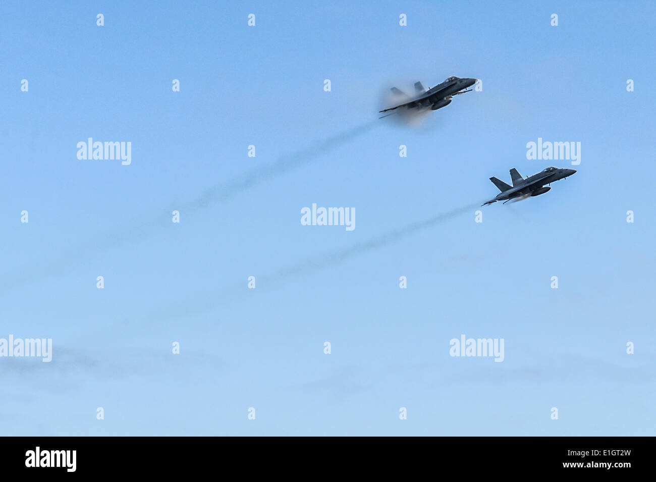 Marine Corps deux F/A-18 Hornet fighter aircraft briser la vitesse du son, la création d'un cône de choc pendant qu'il effectue pour les clients venus visiter le porte-avions USS Ronald Reagan le 2 juin 2014 au large de la côte de Santa Barbara, en Californie. Banque D'Images