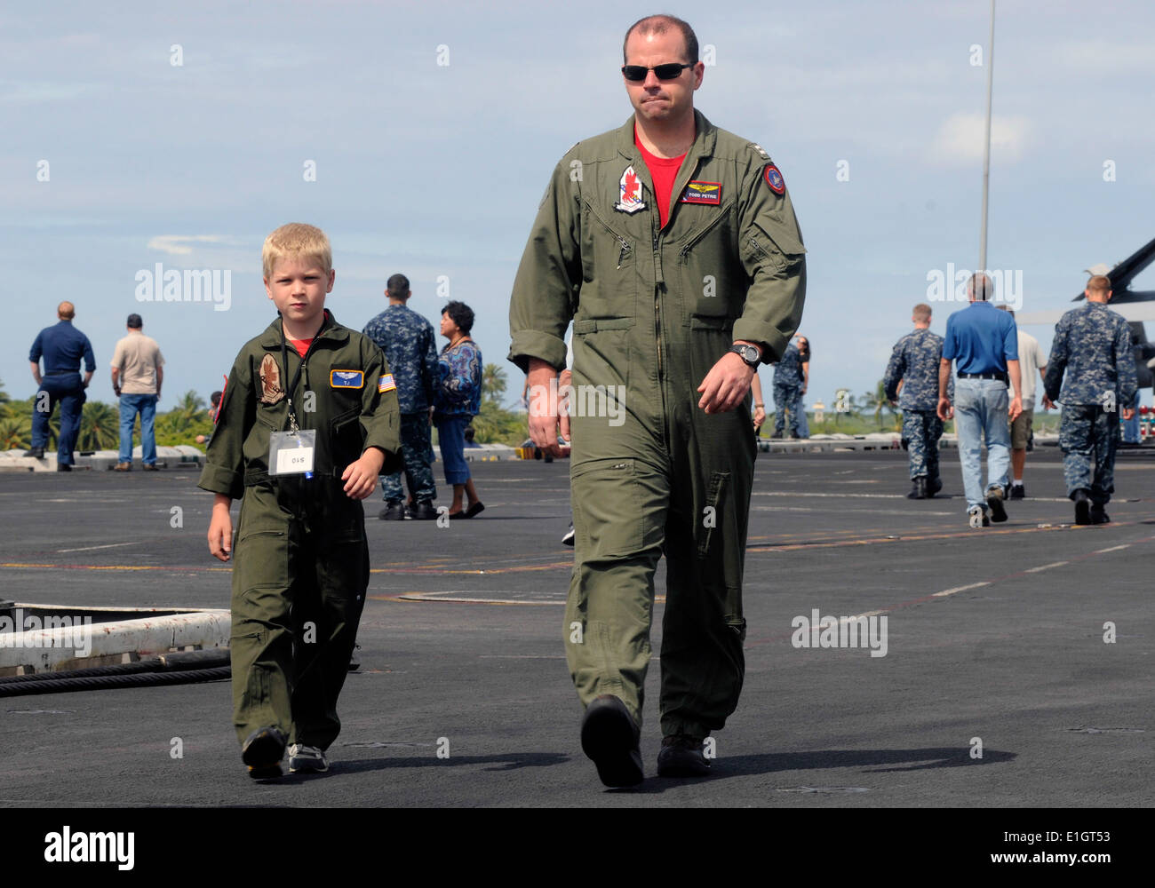 Le lieutenant Todd Petrie, affecté à l'Escadron d'avions de combat interarmées, 22 promenades avec son parrainé tiger participant croisière sur le pont o Banque D'Images