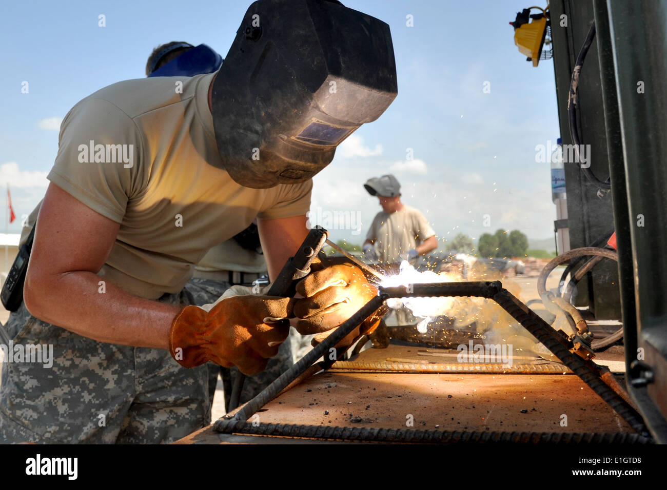 Le sergent de l'armée américaine. Donald Jones une soudure du châssis d'armature pour un projet de construction dans le cadre de Task Force Bon Voizen dans la région de poteau, Ha Banque D'Images