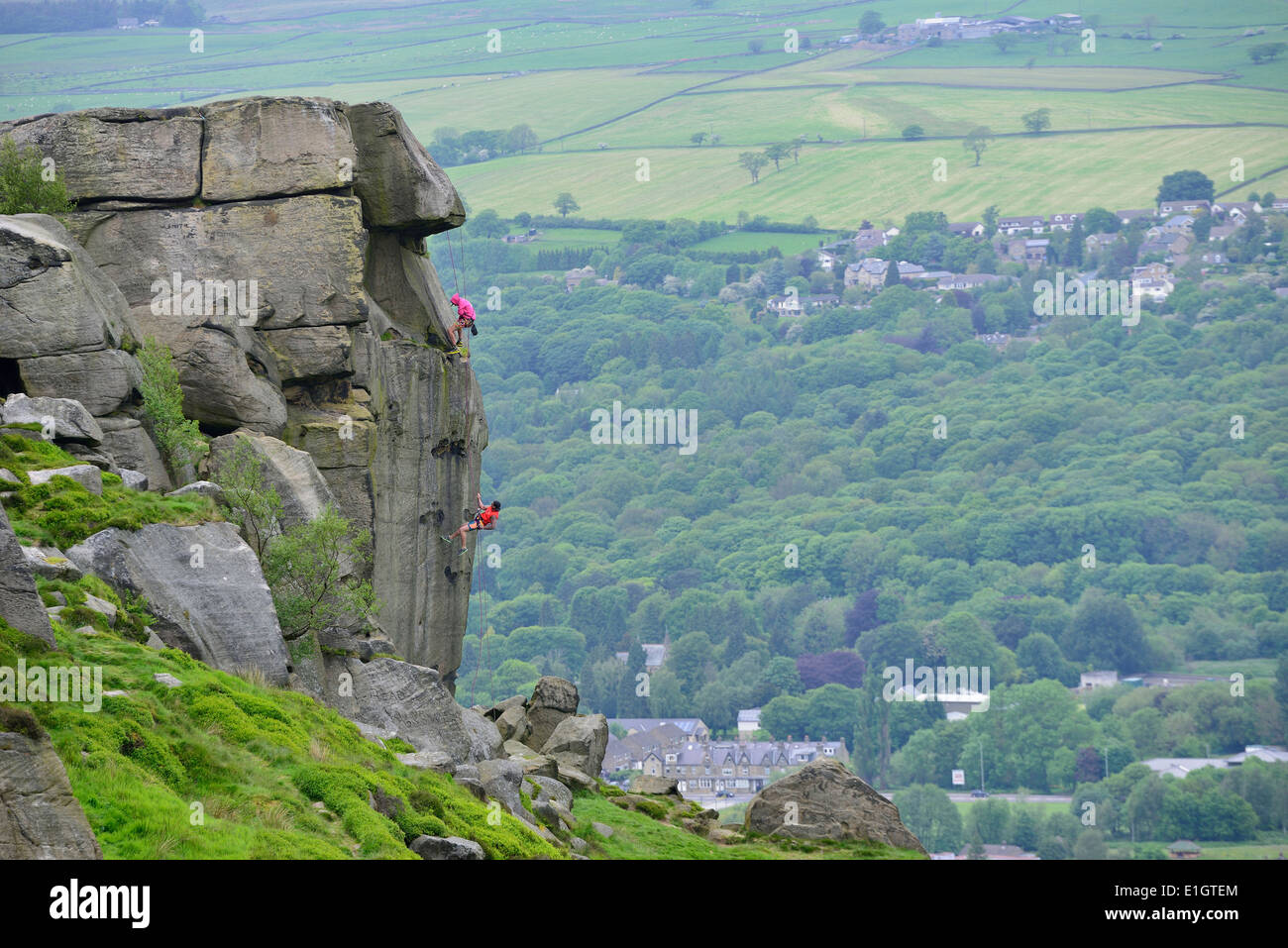 La descente en rappel et de la vache Calf rock face à Ilkley Moor West Yorkshire Angleterre UK Banque D'Images