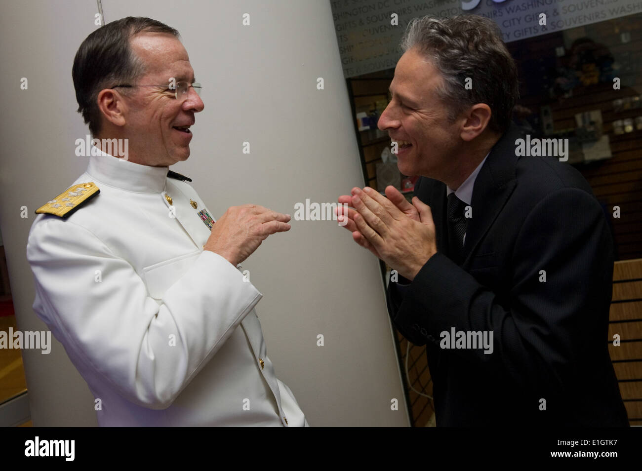 Le chef d'état-major interarmées Navy Adm. Mike Mullen, gauche, parle avec l'animateur de télévision Jon Stewart le 16 juin 2011, sur le stand Banque D'Images