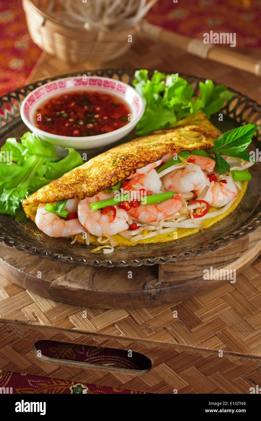 Banh Xeo. Crêpes à la farine de riz vietnamiens avec les crevettes et les fèves germées Banque D'Images