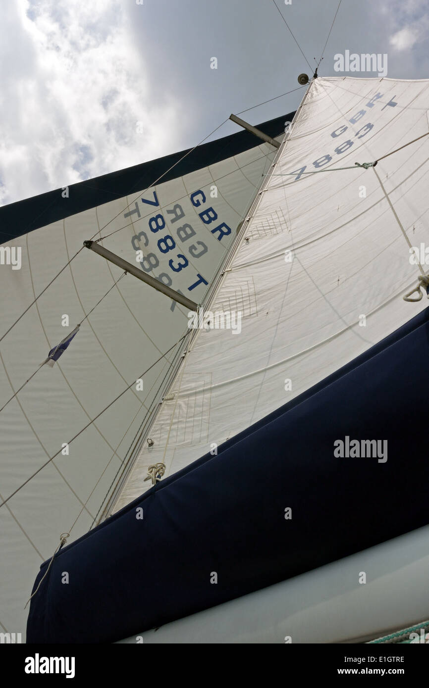 Voiles des navigateurs vikings Bénéteau Océanis Clipper 473 cruising yacht bleu Viking Banque D'Images