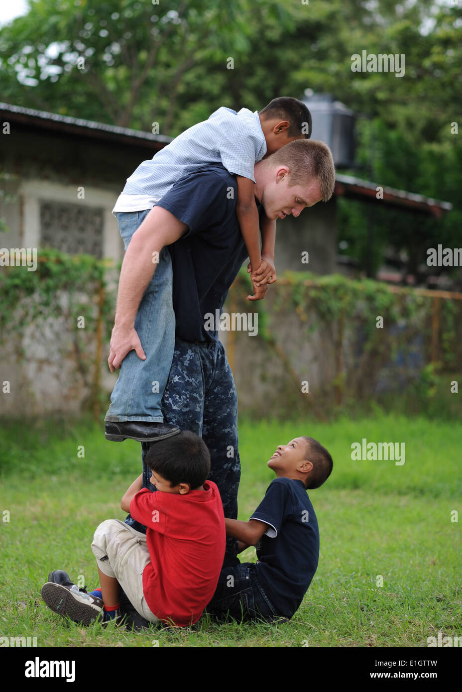 La Marine américaine Hospitalman Caleb Evans joue avec les enfants à l'extérieur du Centro Civico site médical à San Juan del Sur, Nicaragua, Banque D'Images
