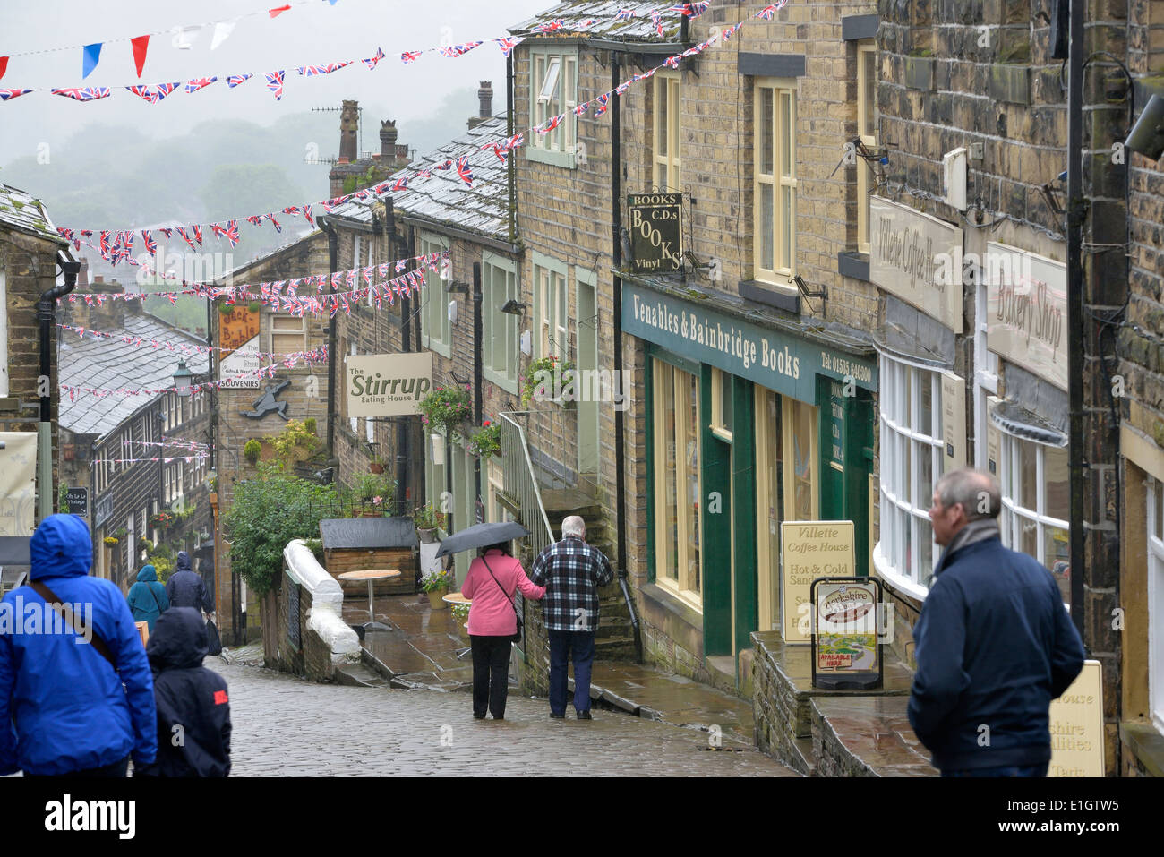 À la recherche sur la rue principale dans le village de Haworth Bronte, où la famille a vécu. West Yorkshire. UK Banque D'Images