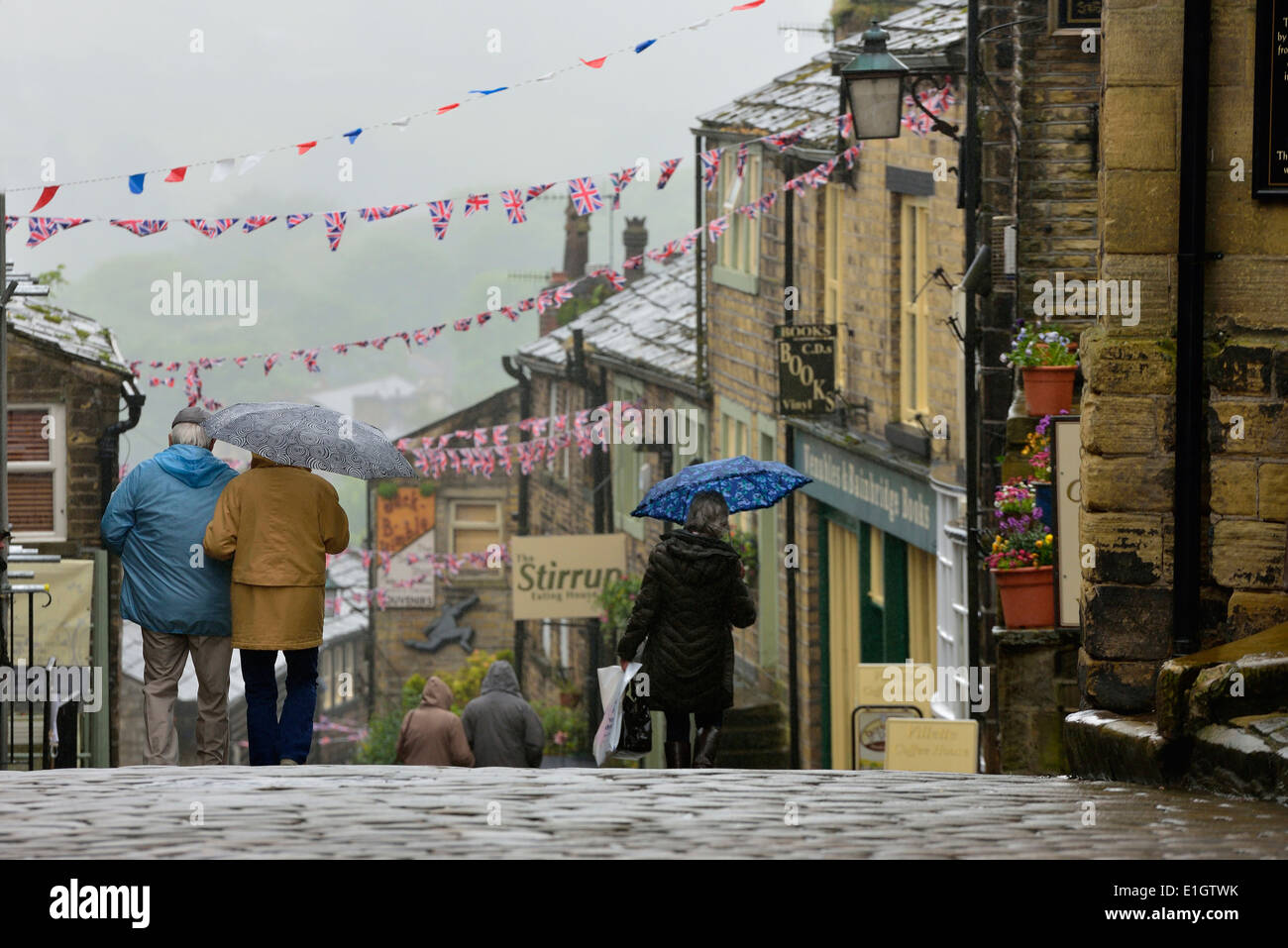 À la recherche sur la rue principale dans le village de Haworth Bronte, où la famille a vécu. West Yorkshire. UK Banque D'Images