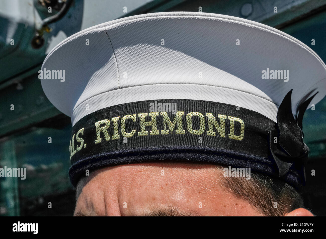 Marin de la Marine royale porte un chapeau avec 'HMS Richmond' Banque D'Images