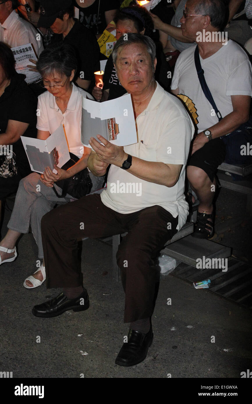 Hong Kong. 04 Juin, 2014. Un vieil homme à la veillée aux chandelles à Hong Kong pour marquer le 25e anniversaire de la Place Tienanmen Crédit : Robert SC Kemp/Alamy Live News Banque D'Images