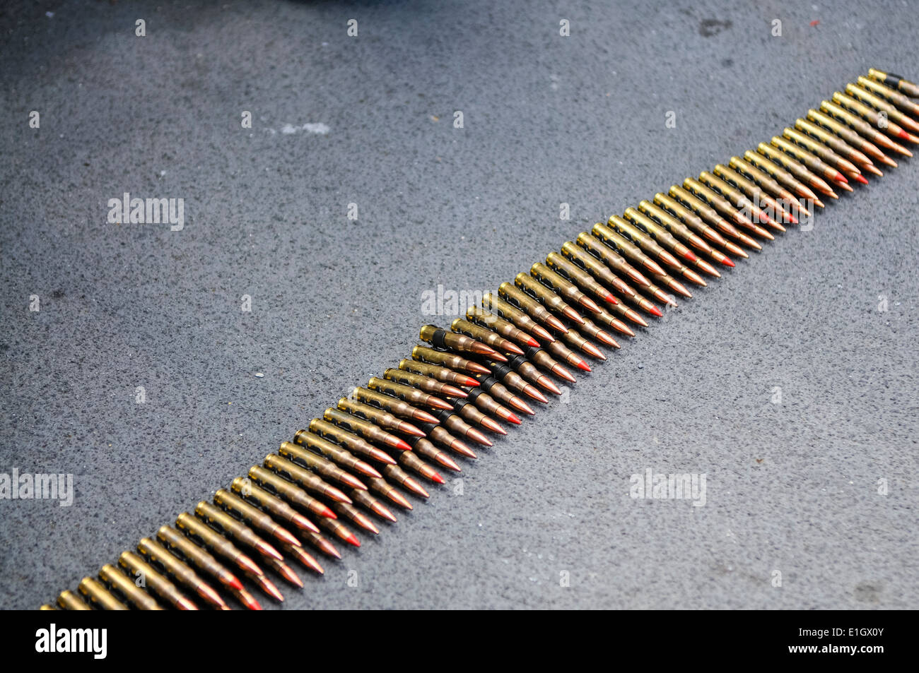 Ceinture de munitions pour mitrailleuse un MP) (avec balles traçantes à pointe rouge Banque D'Images