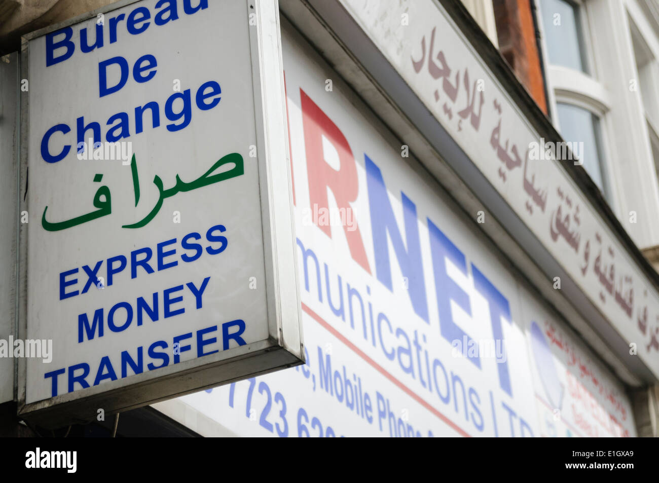 Bureau de change, un service de transfert d'argent, en arabe Banque D'Images