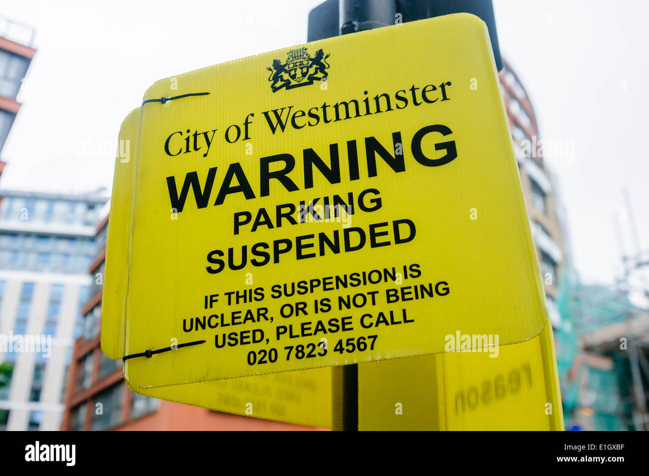 Avertissement signe les automobilistes que le stationnement a été suspendue à un espace de stationnement, City of Westminster, London Banque D'Images