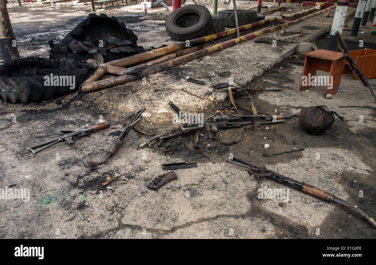 Luhansk, Ukraine, 04 juin, 2014. Les soldats de la Garde nationale de l'Ukraine, avant que la chute des armes à feu a brûlé -- à Luhansk militants ont saisi le camp militaire à laquelle le régiment était en poste de la Garde nationale de patrouille de l'Ukraine. Voies de fait a duré plus de 10 heures. Environ 300 militants ont tiré à partir de fusils, de mitrailleuses, de mortiers et de lance-grenades, des tireurs d'aussi. Crédit : Igor Golovnov/Alamy Live News Banque D'Images