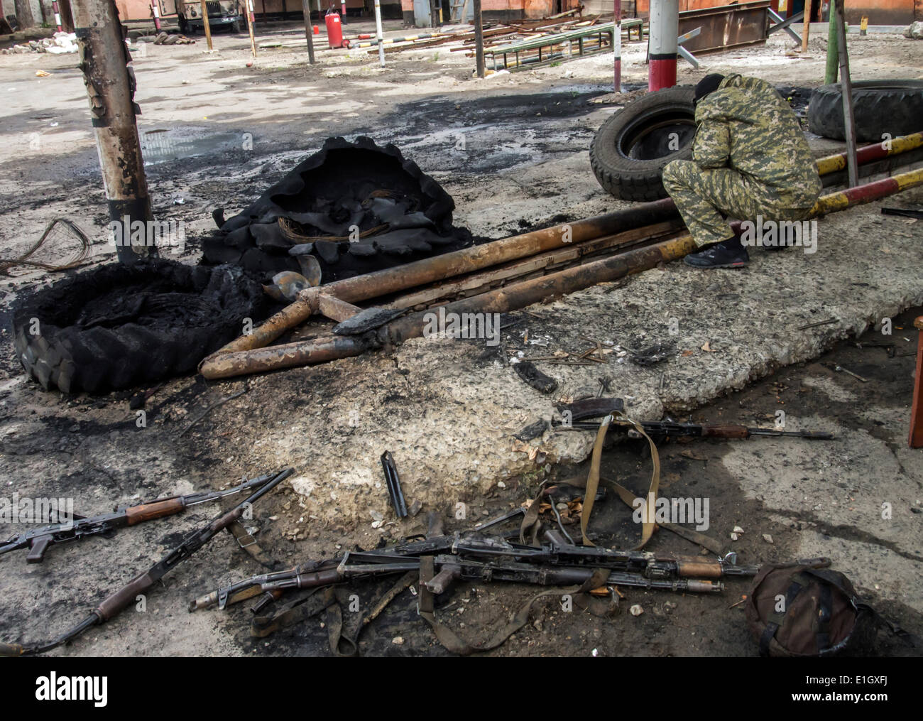 Luhansk, Ukraine, 04 juin, 2014. Les soldats de la Garde nationale de l'Ukraine, avant que la chute des armes à feu a brûlé -- à Luhansk militants ont saisi le camp militaire à laquelle le régiment était en poste de la Garde nationale de patrouille de l'Ukraine. Voies de fait a duré plus de 10 heures. Environ 300 militants ont tiré à partir de fusils, de mitrailleuses, de mortiers et de lance-grenades, des tireurs d'aussi. Crédit : Igor Golovnov/Alamy Live News Banque D'Images