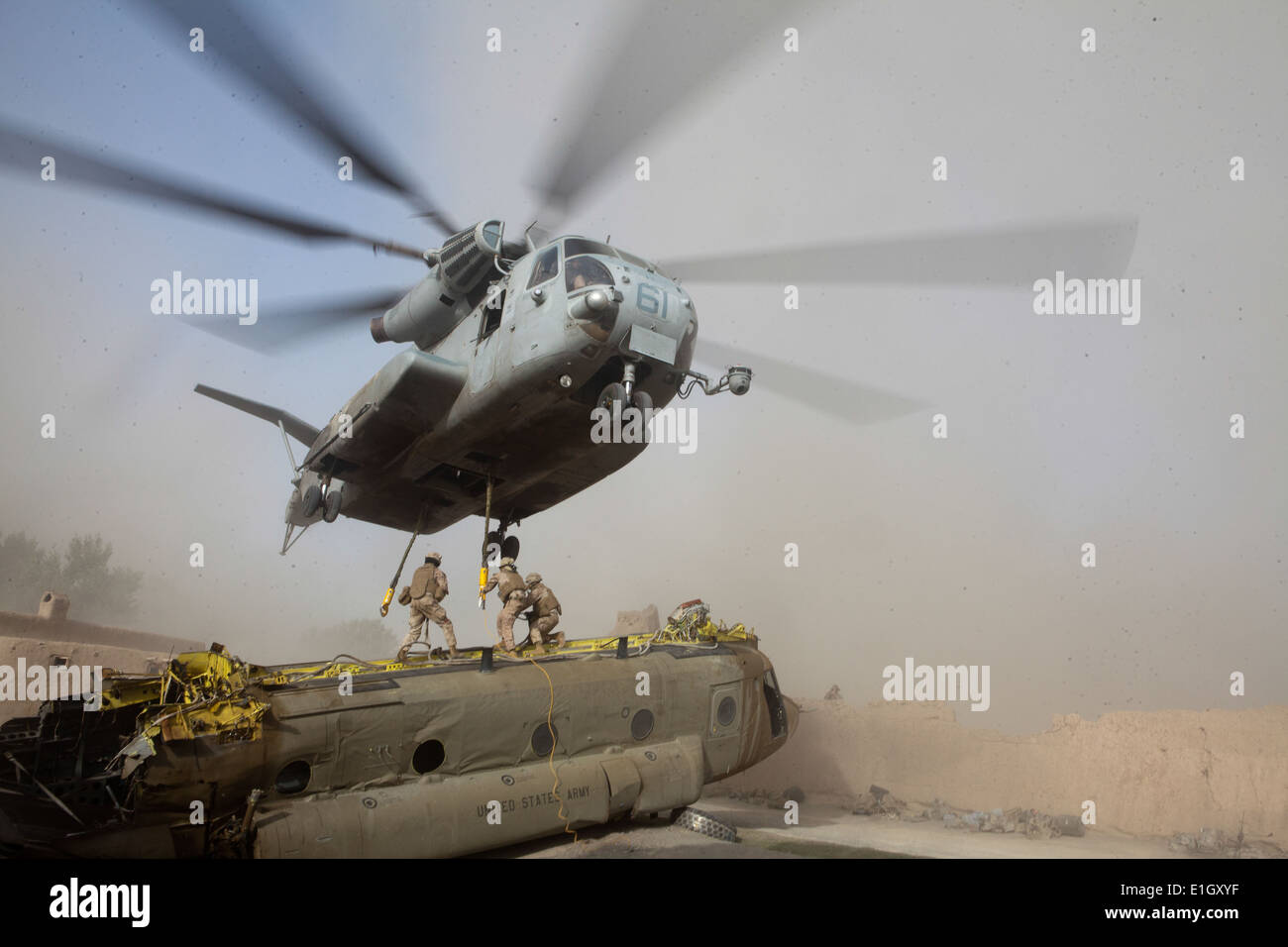 Marines des États-Unis avec l'équipe de soutien de l'hélicoptère (TVH), 2e Groupe Logistique Maritime un crochet sur une élingue CH-53E Super Stallion helic Banque D'Images