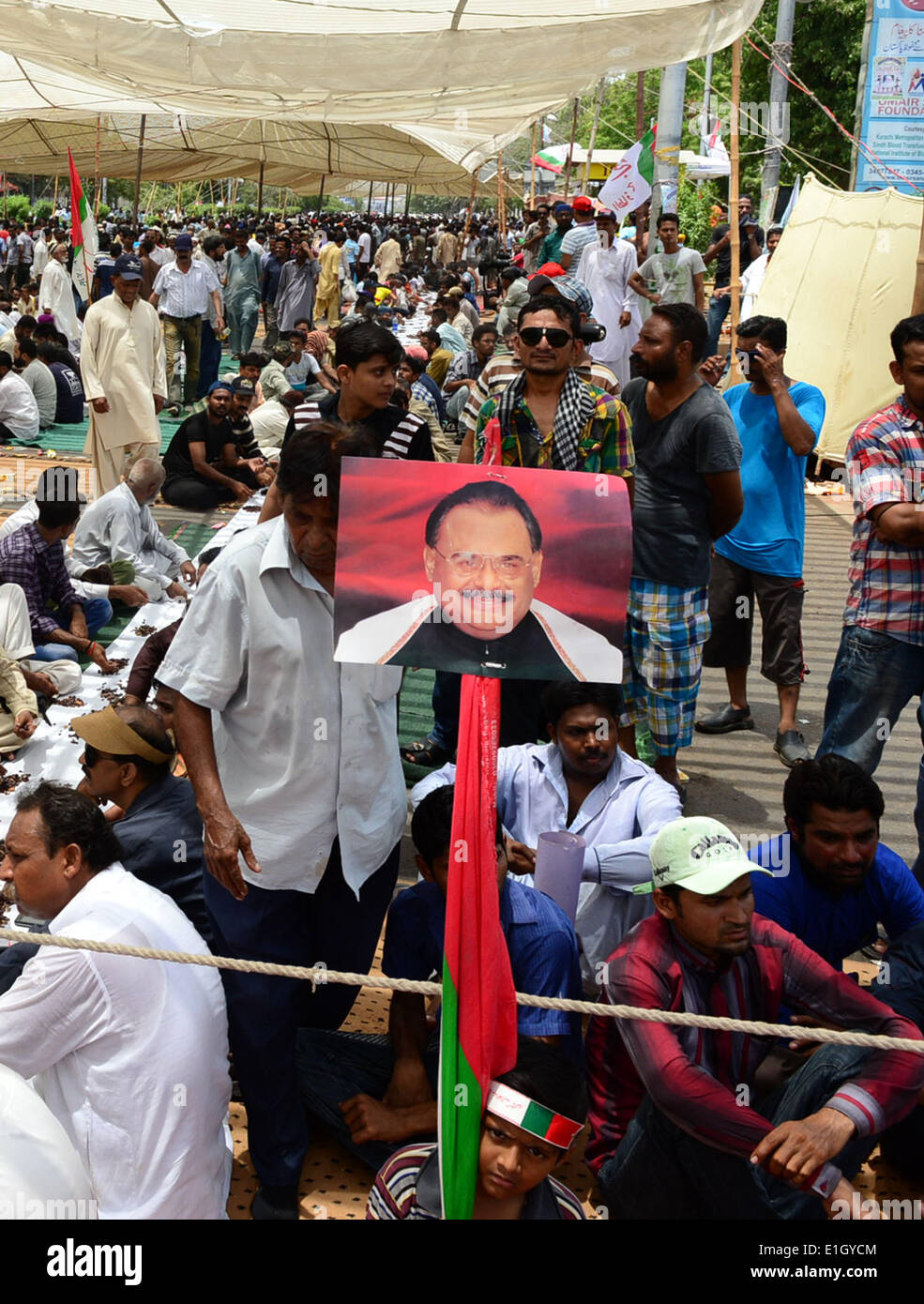 Karachi, Altaf Hussain. 4 juin, 2014. Muttahida Qaumi partisans de Movement (MQM) assister à un sit-in de protestation condamnant l'arrestation à Londres de son chef, Altaf Hussain, dans le sud de la ville portuaire de Karachi Pakistan le 4 juin 2014. Protestations ont continué et les activités commerciales ont été suspendues dans le sud du Pakistan, ville portuaire de Karachi le Muttahida Qaumi mercredi après Movement (MQM) directeur Altaf Hussain a été arrêté mardi pour interrogatoire en Grande-Bretagne, les médias locaux ont rapporté. Credit : Masroor/Xinhua/Alamy Live News Banque D'Images