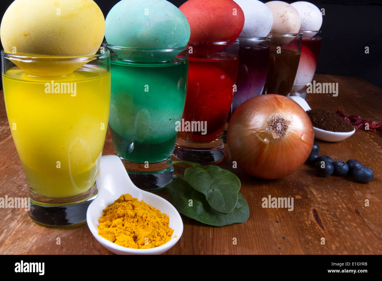 Œuf de pâques colorants faits à partir d'ingrédients naturels pour produire des résultats de différentes couleurs. Banque D'Images