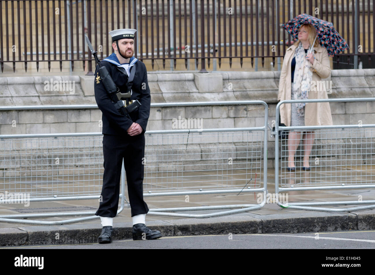 Londres, Royaume-Uni. 04 Juin, 2014. L'état d'ouverture du Parlement, Westminster, Londres. Marin sur guard et contemple avec parapluie Banque D'Images