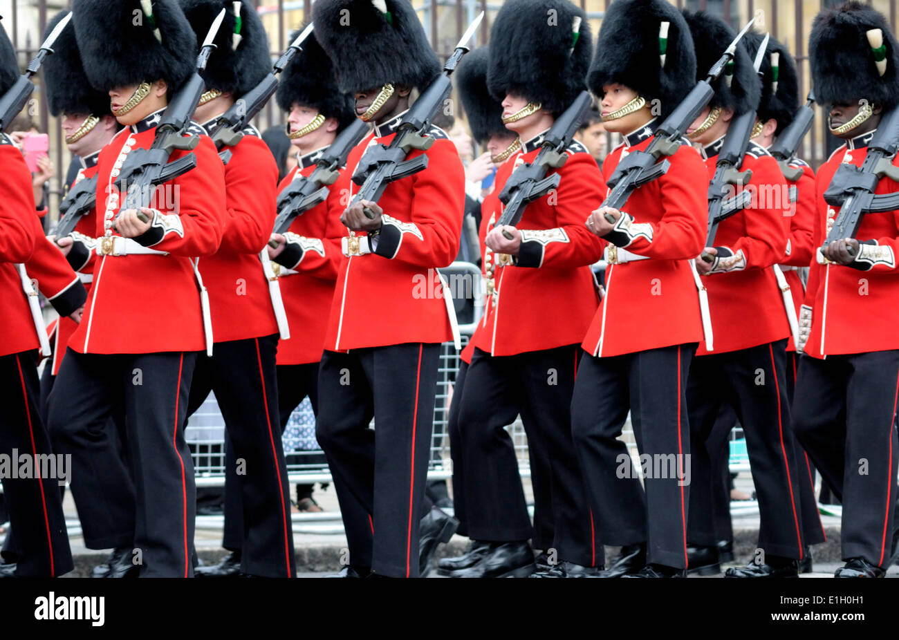 Le Welsh Guards marchant passé après l'ouverture du Parlement, Westminster, Londres. Londres, Royaume-Uni. 04 Juin, 2014. Banque D'Images