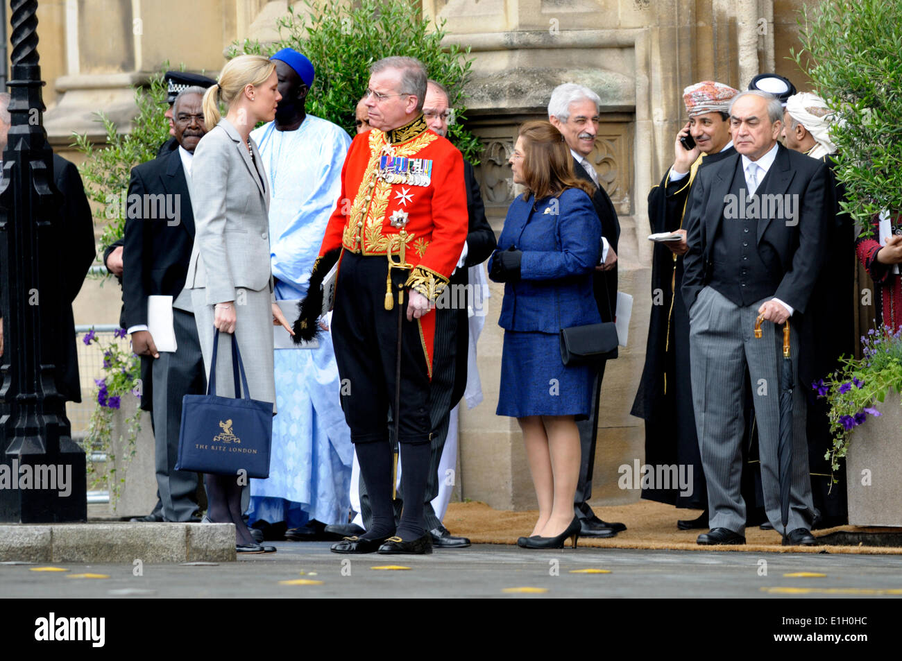 Londres, Royaume-Uni. 04 Juin, 2014. L'état d'ouverture du Parlement, Westminster, Londres. Les dignitaires invités attendent leurs voitures après la cérémonie Banque D'Images