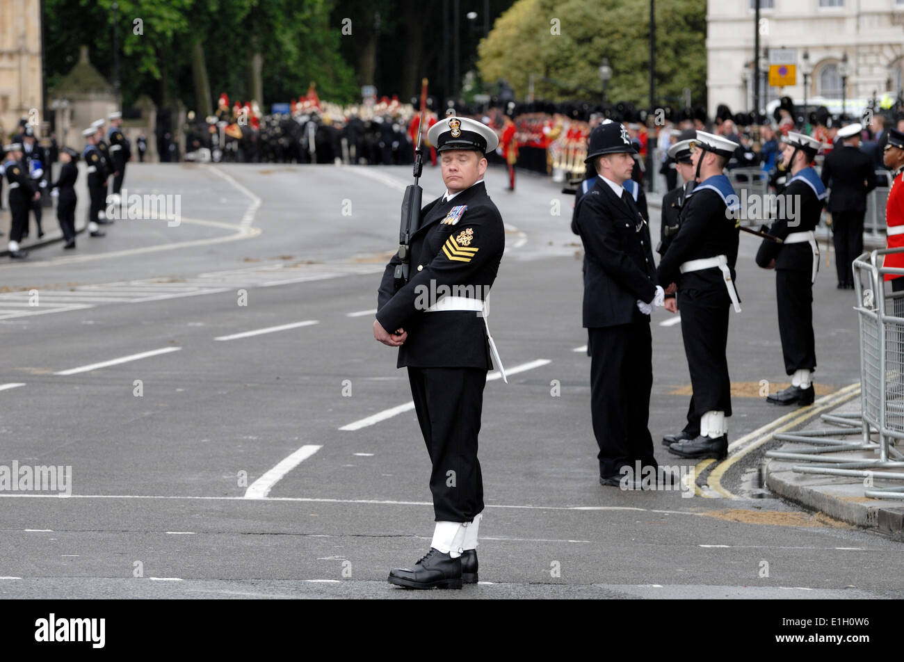 Les membres des forces armées en service à la place du Parlement au cours de l'État Ouverture du Parlement, Westminster, Londres. 4 juin, 2014 Banque D'Images