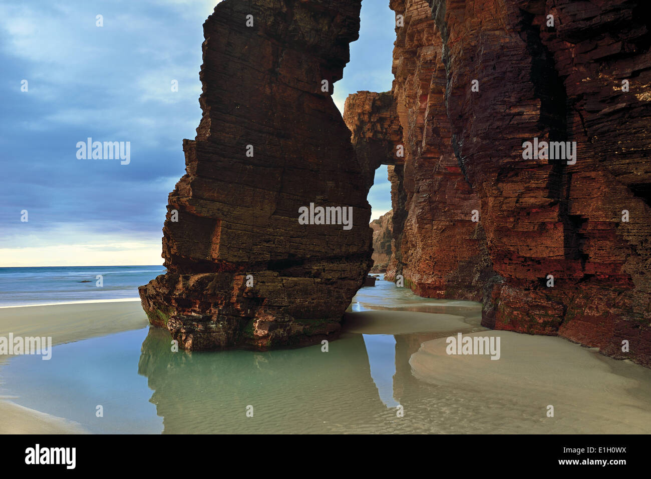 L'Espagne, la Galice, Ribadeo, Praia comme Catedrais Cathédrale,_s beach, Voyage, tourisme, rochers, rock arcade, formations rocheuses, marée basse, marée basse, l'eau, impressionnant, naturel, la nature, la géologie, l'unique, la plupart des belles plages de l'Espagne, l'autre, zones côtières, sable, mer, scen Banque D'Images