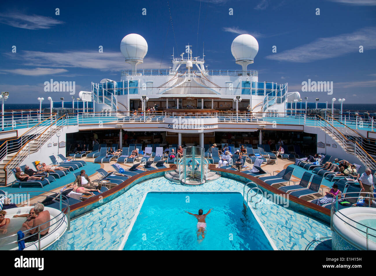 Piscine à moitié du navire à bord du Emerald Princess bateau de croisière en mer sur l'Océan Atlantique Banque D'Images