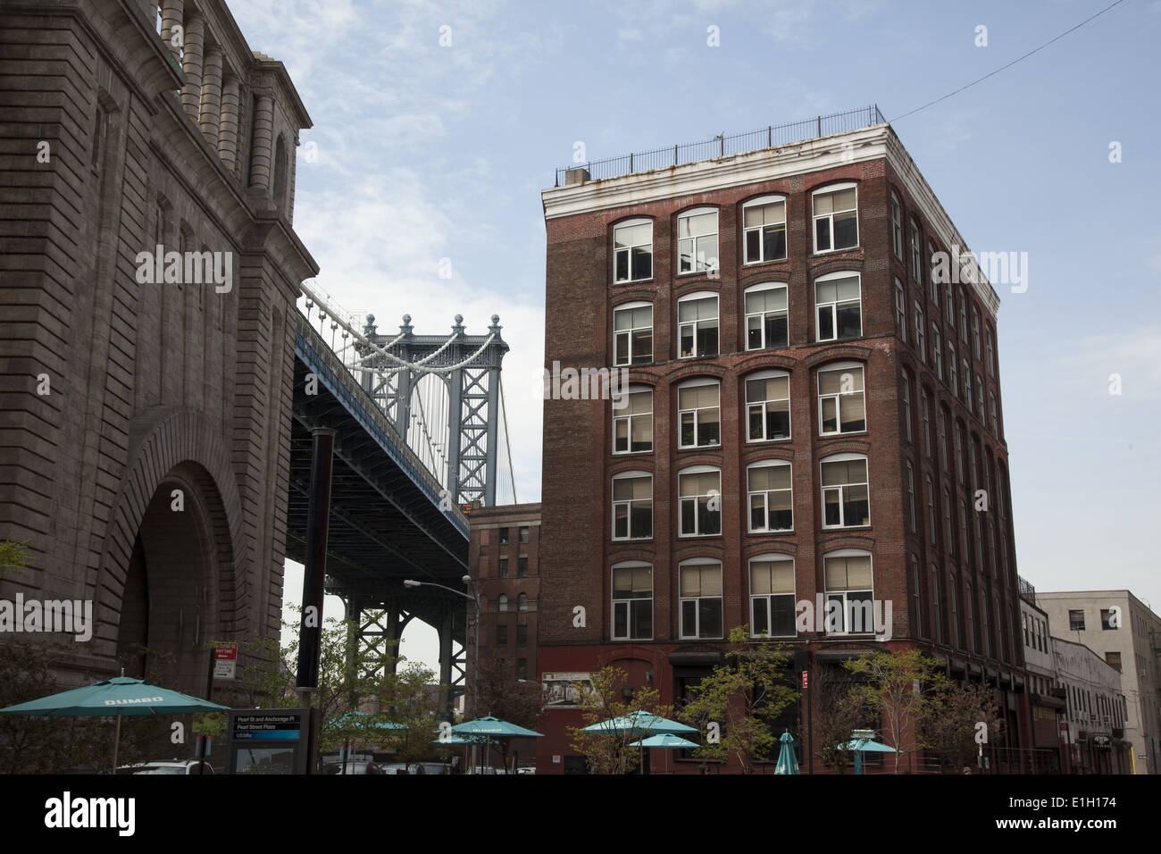 Tour du pont de Manhattan jusqu'à éclater entre les bâtiments dans le quartier de DUMBO le long de la rivière East, à Brooklyn, New York. Banque D'Images