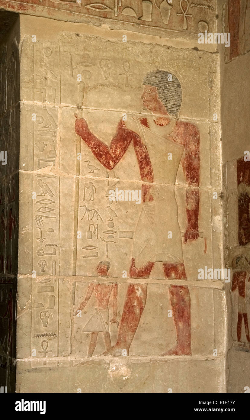 L'Égypte. Mastaba de Nefer et Kahay. Relief représentant le pharaon polychromé Nefer debout avec une canne. 5ème dynastie. Banque D'Images