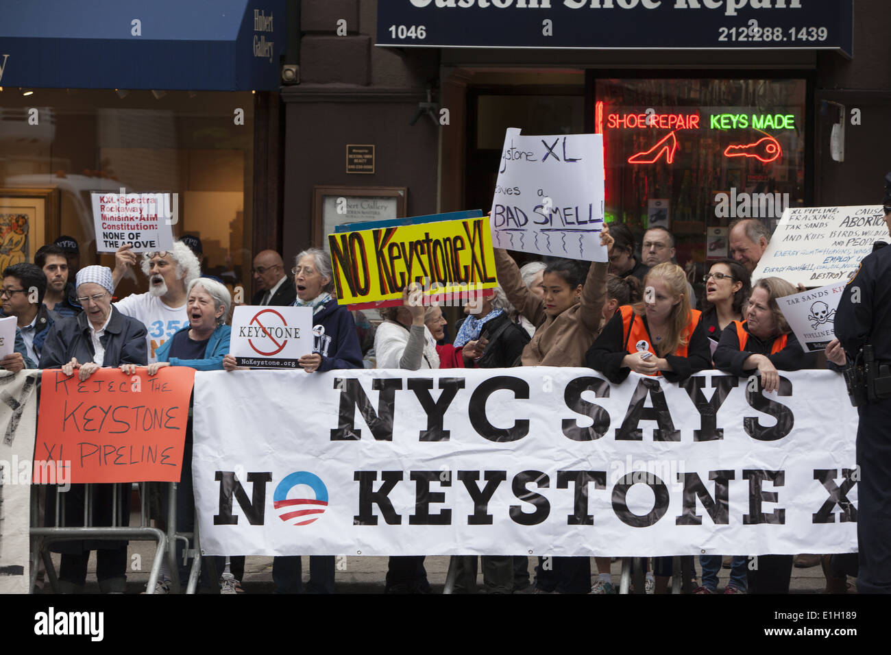 Les manifestants contre l'approbation du pipeline Keystone XL sur Madison Avenue. dans NYC attendent le président Obama de passer. Banque D'Images