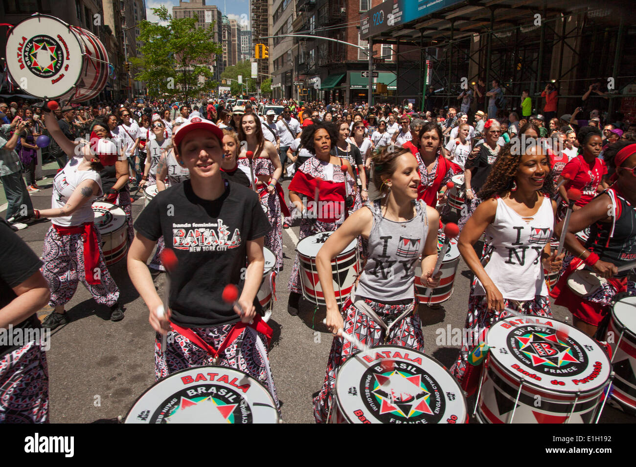 Batala Paris est un Reggae Samba afro-brésilien femmes bande de tambours. Ici vu à la parade de danse de New York. Banque D'Images