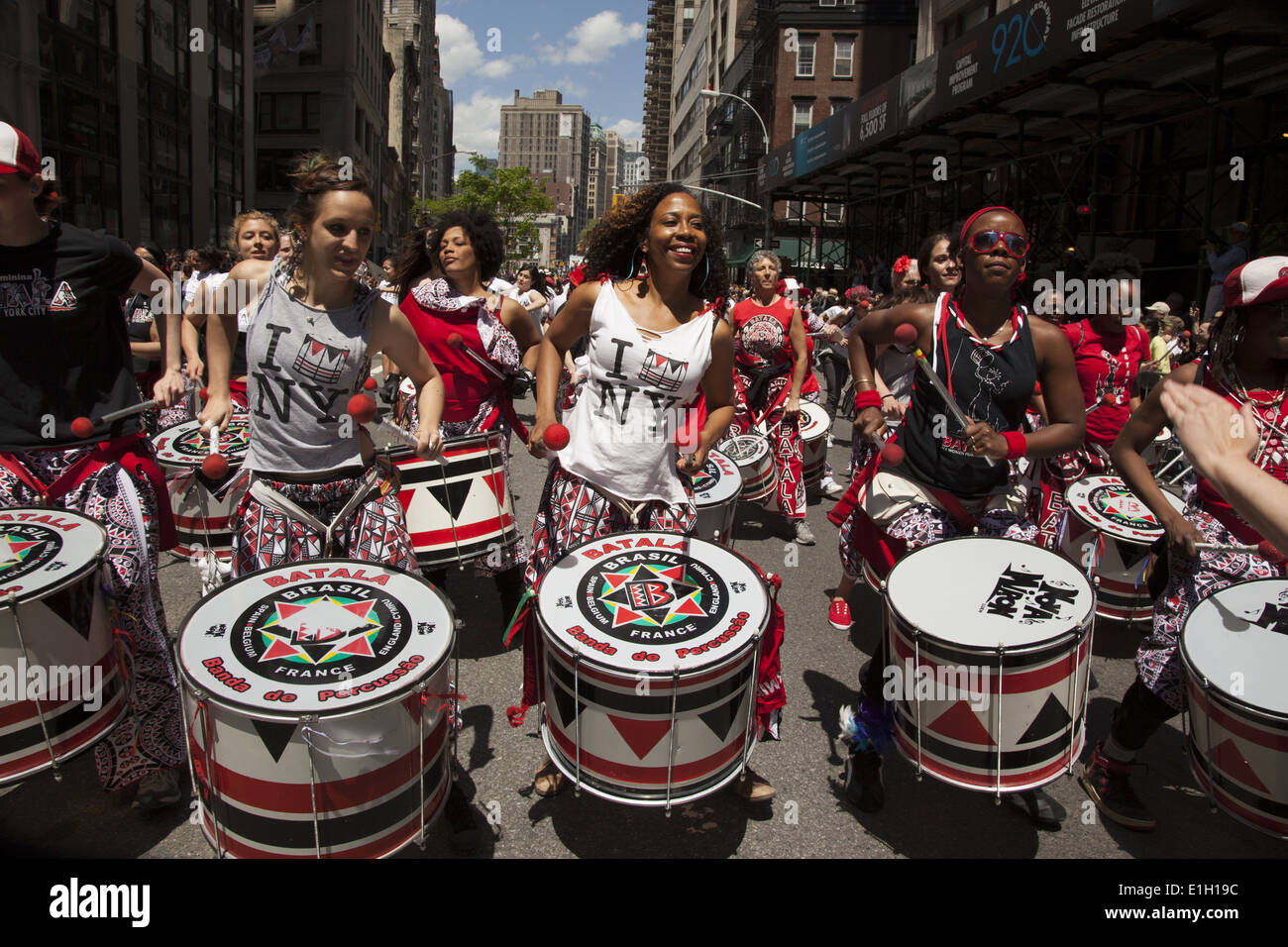 Batala NYC est un groupe de percussions afro-brésilien Samba Reggae. Ici vu  à la NYC Dance Parade Photo Stock - Alamy