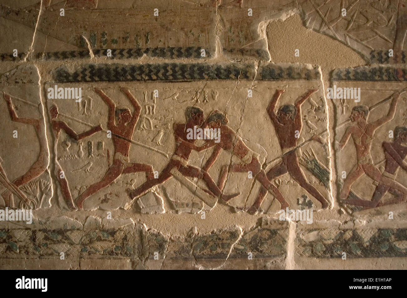 Mastaba de Nefer et Kahay. Relief représentant polychromé fighters. 5ème dynastie. Vieux Royaume. Saqqara. L'Égypte. Banque D'Images