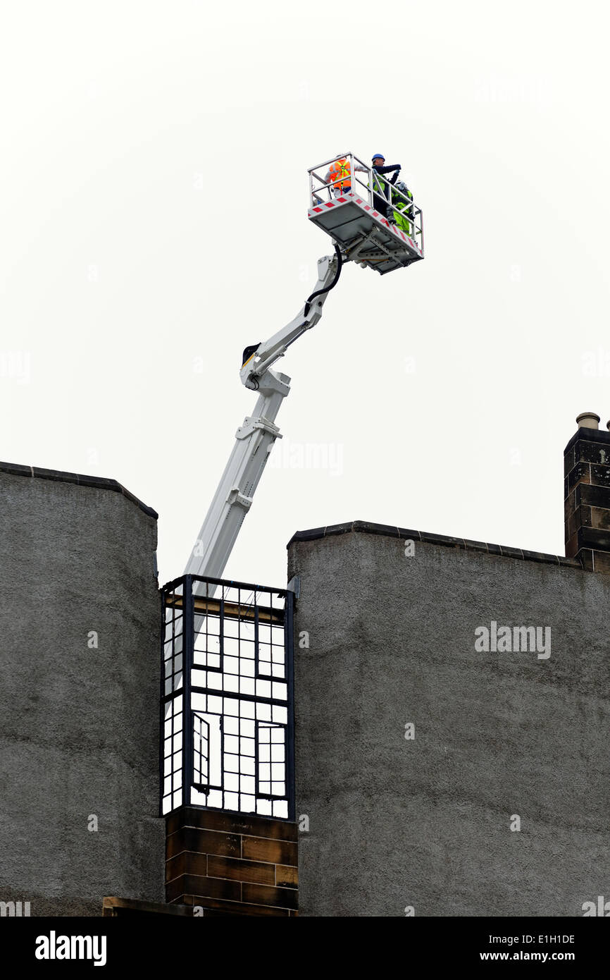 167 Renfrew Street, Glasgow, Écosse, Royaume-Uni, mercredi 4 juin 2014. Les travaux se poursuivent pour évaluer et réparer les dégâts à l'école d'art de Glasgow, dans le centre-ville, à l'aide d'un télésiège Banque D'Images
