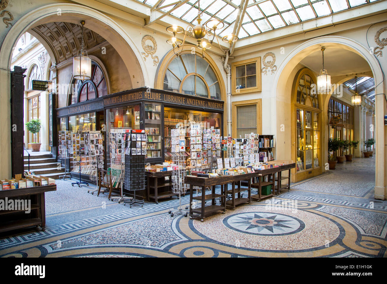 Librairie de l'angle dans le passage Vivienne - un des passages couverts du 2ème arrondissement, Paris France Banque D'Images