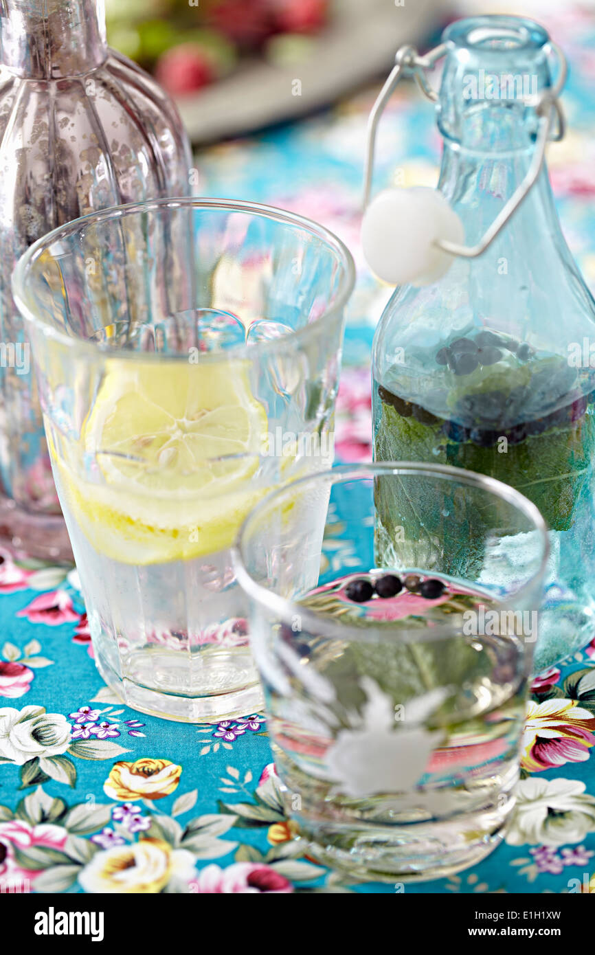 Bouteilles et verres de boisson fait maison Banque D'Images