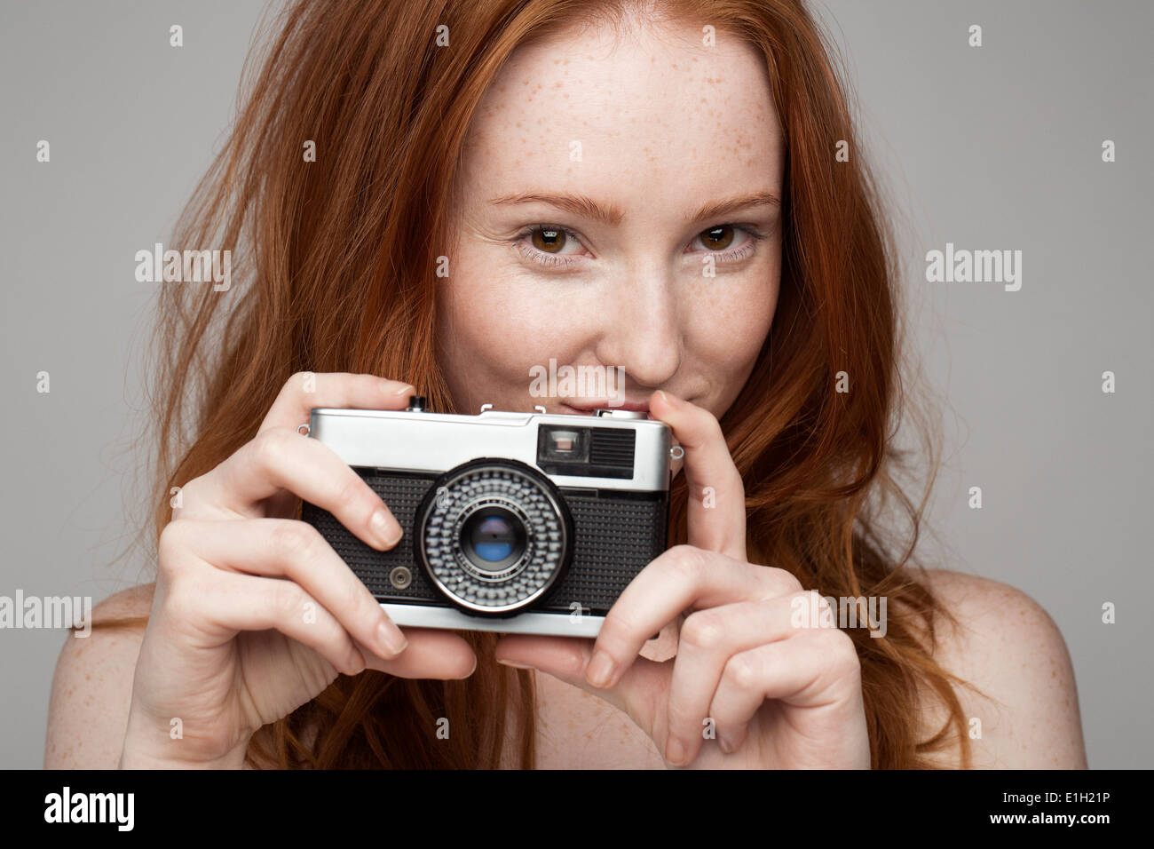 Portrait de jeune femme, taking photograph Banque D'Images