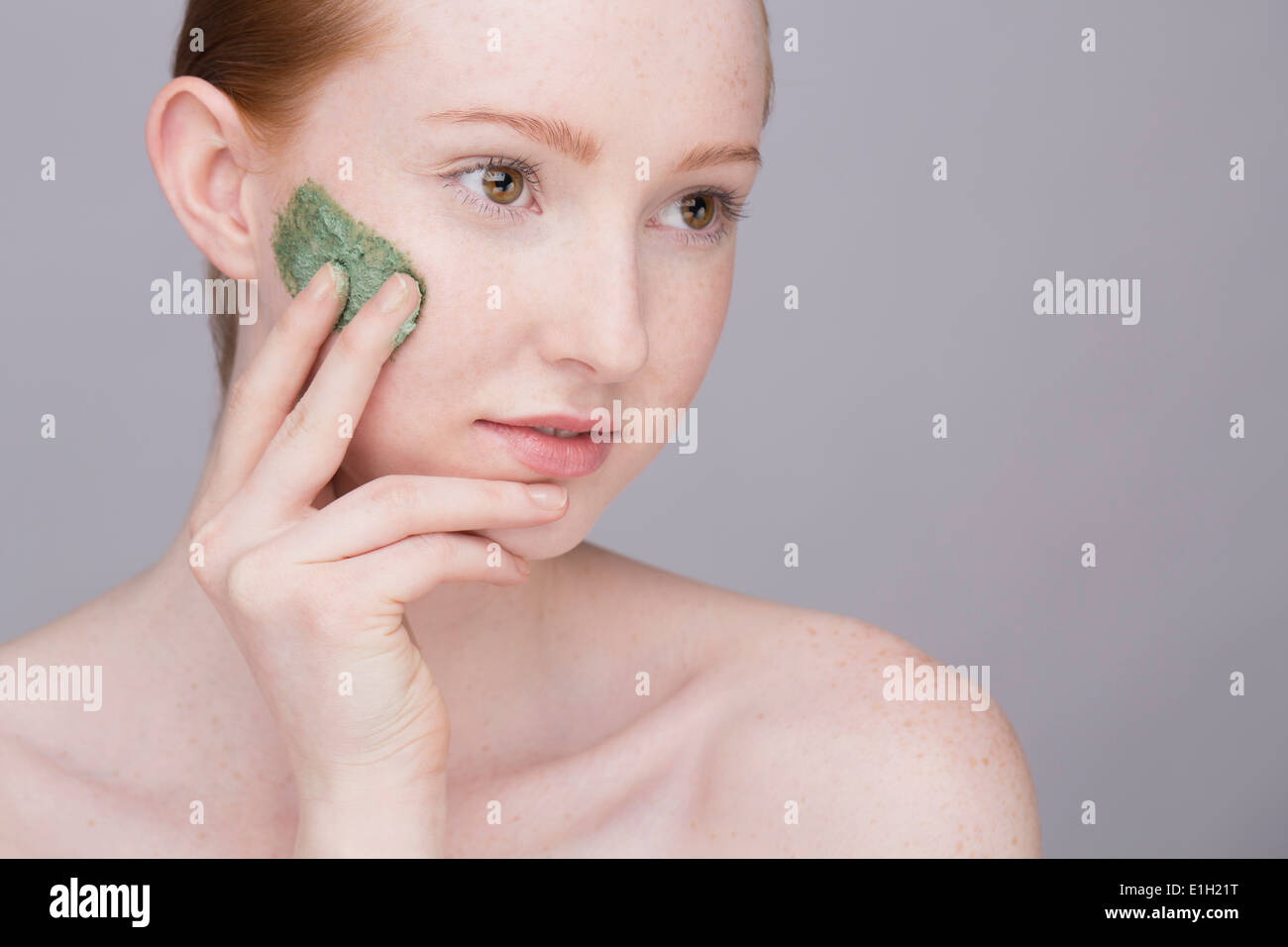 Portrait de jeune femme, l'application de masque de visage de joue Banque D'Images