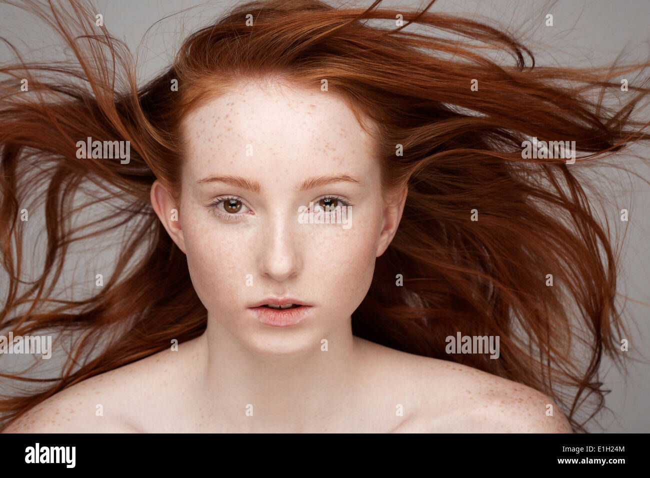 Portrait de jeune femme, les cheveux balayés par Banque D'Images
