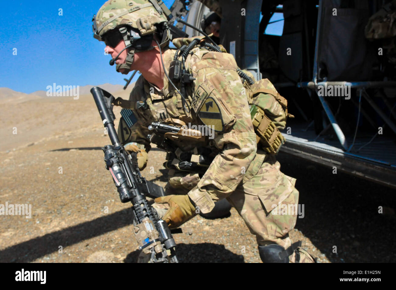 Le capitaine de l'armée américaine Scott Hall saute d'un UH-60 Black Hawk après l'atterrissage à Deh Yak district, province afghane, Ghanzni Banque D'Images