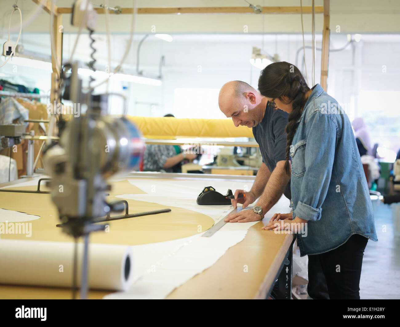 Les travailleurs du vêtement de la formation dans l'usine de vêtements Banque D'Images