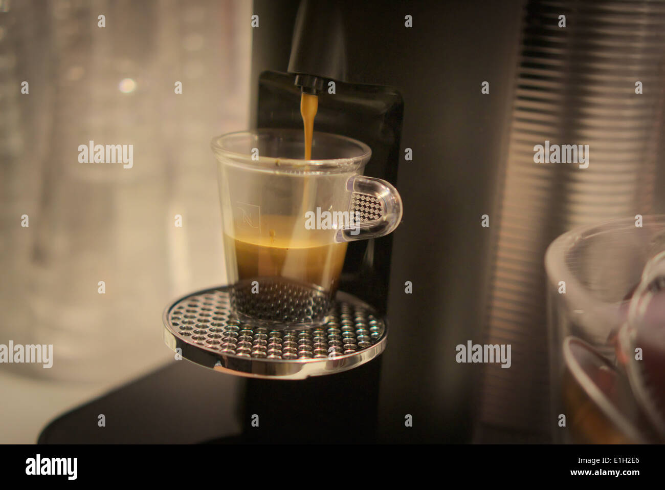 Une marque Nespresso café single shot verse un espresso à un événement promotionnel à New York Banque D'Images